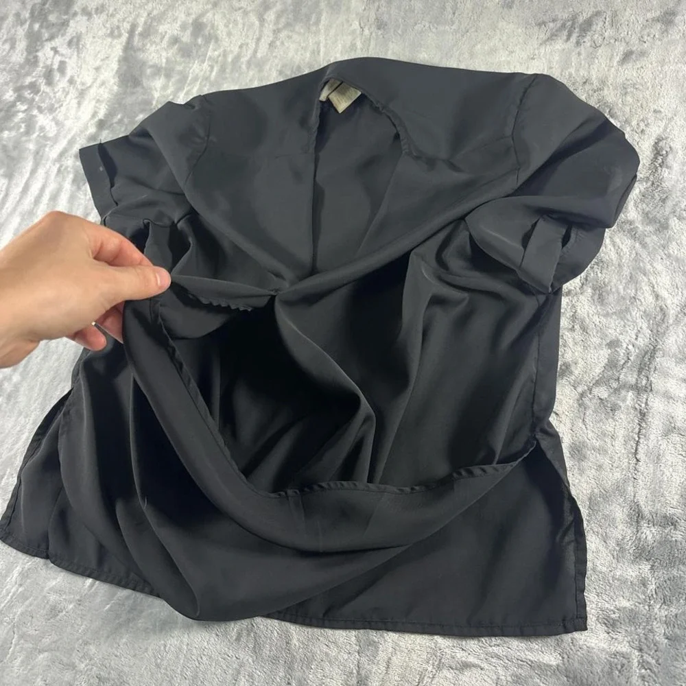 Black blouse with‎ a twist detail